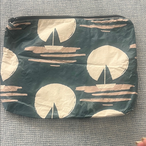 ALOHA Collection Green and Cream Travel Bag - Picture 3 of 9